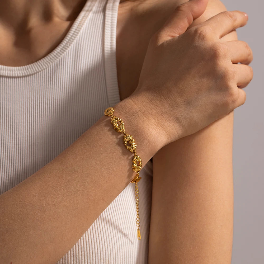 Vintage Textured Lips Gold Bracelet