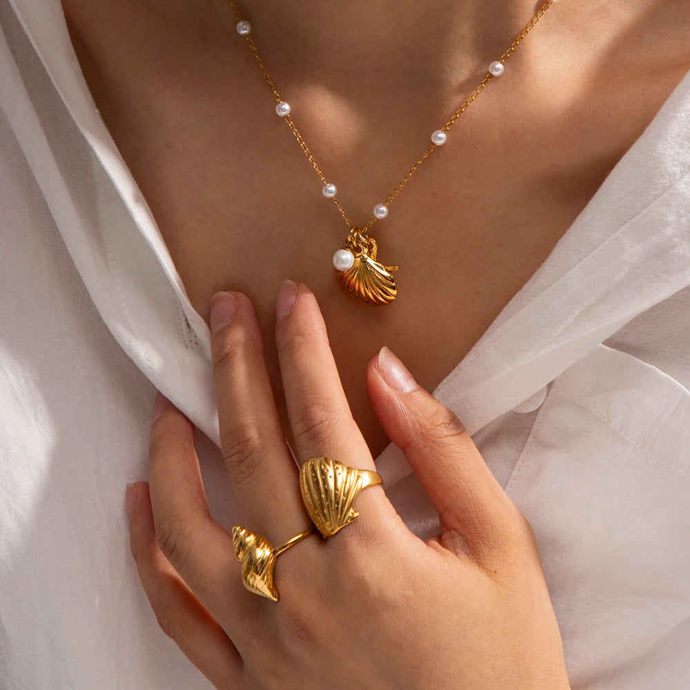 Shell Round Pendant Necklace